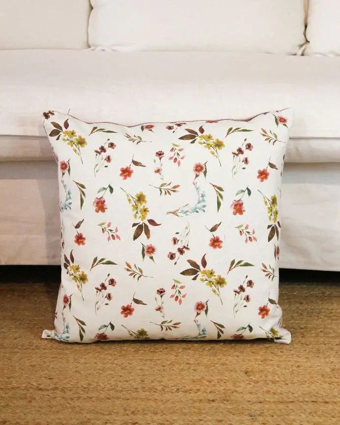 Funda de cojín con estampado floral sobre fondo natural y reverso rosa 50x50cm de algodón - Tela Hipoaergénica