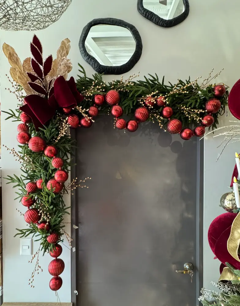 Guirnalda decorada vino y oro / Decorated garland burgundy and tono oro