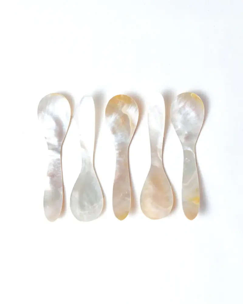 Set de 5 Cucharitas de nácar, para desayuno o degustaciones, hecho mano, largo 10 cm extenso 2,5 cm, origen Indonesia