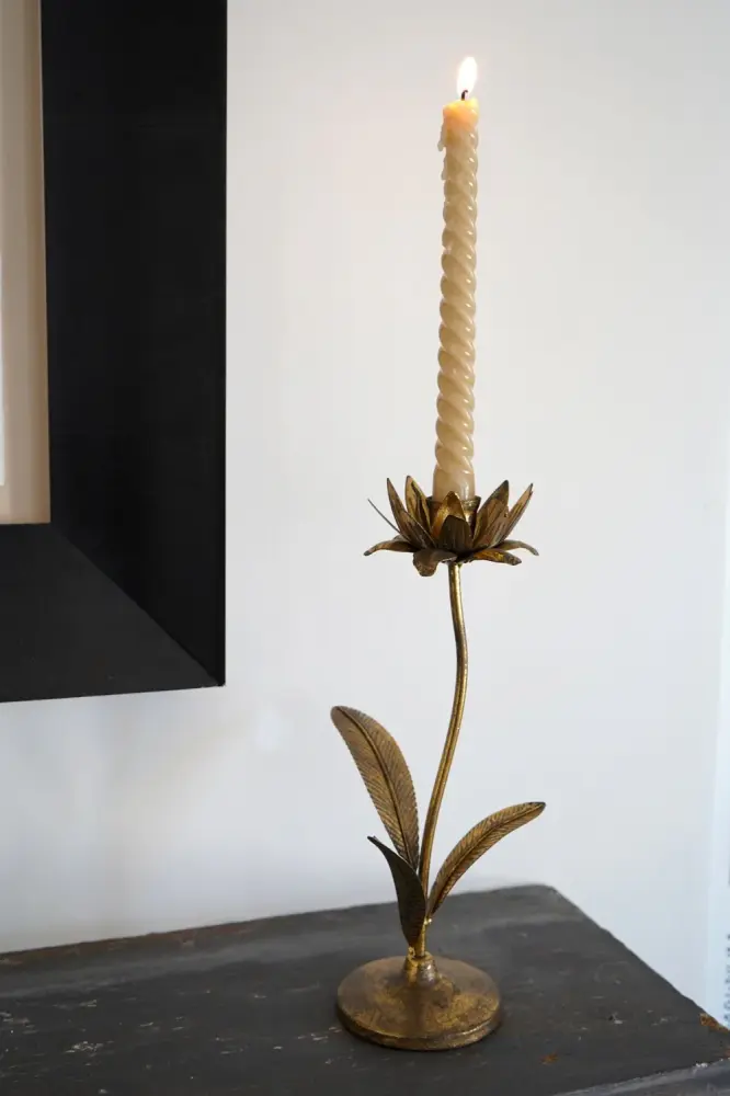 Candelabro de Acero Dourado com Desenho de Flor Médio