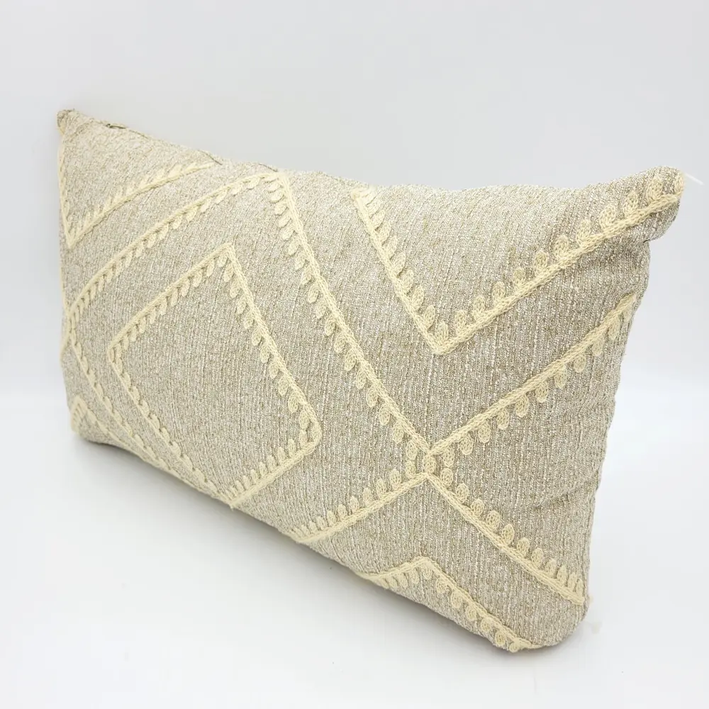 Cojín beige rombos bordado 30x50 cm