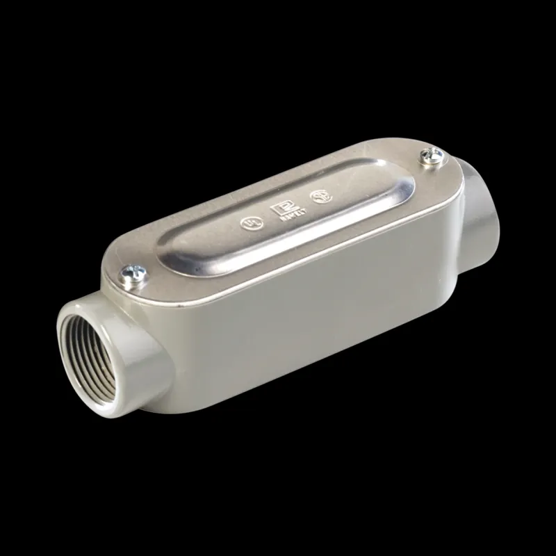Caja oval roscada tipo C de 2" (50.8 mm) Presenta tapa y tornillos.