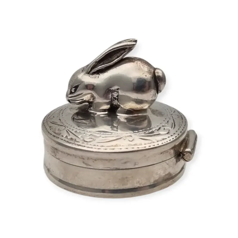 Caja de plata inglesa con figura de conejo, grabados florales y tapa abatible, circa XX.
