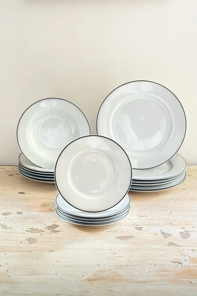 Vajilla 18 Piezas Blanca Con Filo Negro con Base de Mármol